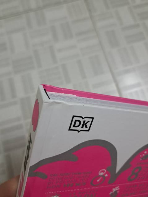 Sách bị móp góc, thậm chí là rách. Bề mặt sách dơ, dính vệt bẩn nâu. 
Cực kì thất vọng với dịch vụ gói hàng của tiki lần này, không chống xóc không hộp giấy, chỉ gói bằng túi thôi.