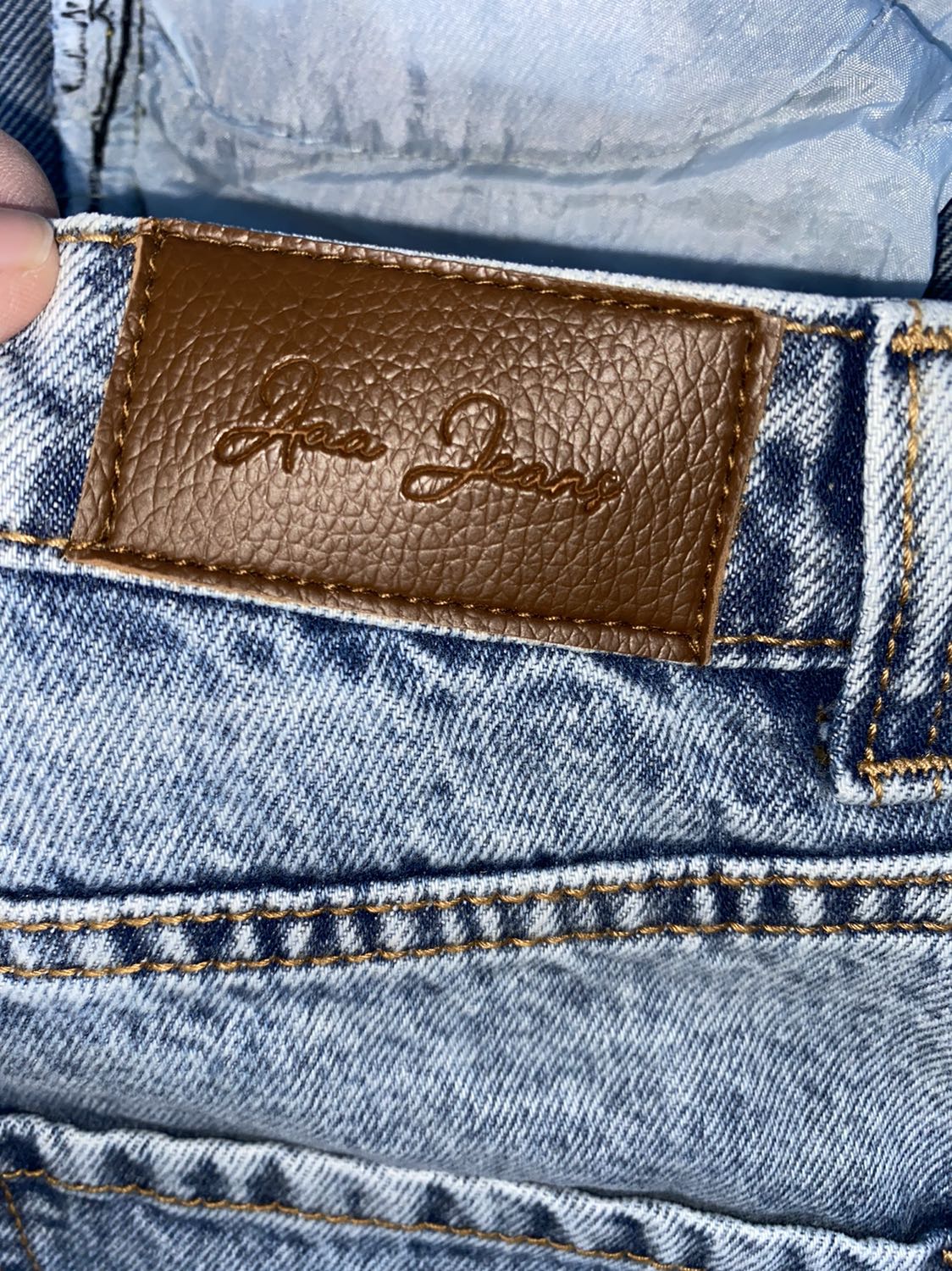 Quần form đẹp, bảng size khá chính xác, màu quần đậm hơn trong ảnh shop đăng, *** quần không dày như mình nghĩ, nhưng đuờng may đẹp, nói chung là tạm ổn