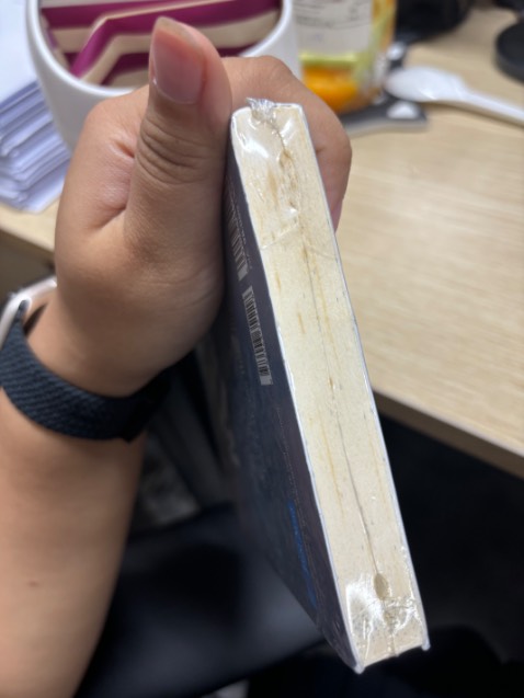 Giao hàng nhanh, nhưng sách hơi cũ, còn nilon bọc nhưng bị ố cạnh sách