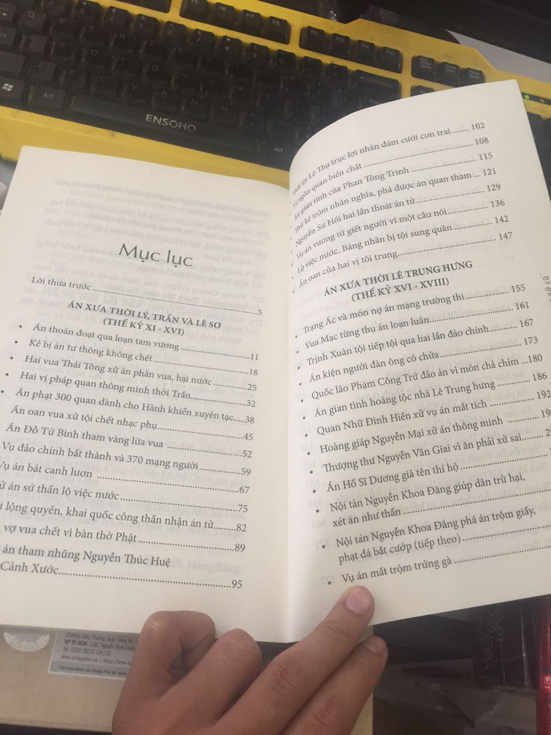 *Về Việc giao hàng, vận chuyển tốt, sớm hơn dự kiến
*Về hình thức cuốn sách, giấy mỏng, nhìn thấu sang trang, khá thất vọng
*Về nội dung, có khá nhiều vụ án, tuy nhiên về nghiên cứu sâu thì không có, chủ yếu nội dung là đc sưu tầm và kể lại, 

tuy nhiên ko vì thế mà mất đi cái đặc biệt của sách, đó là các vụ án thời phong kiến ít đc biết đến và ít sách viết, nên sách thích hợp cho việc đọc để biết và tích luỹ kiến thức. Ngoài ra có nhiều hình ảnh ví dụ, dẫn chứng.
Nói chung, thất vọng khoảng 30%, và 70% còn lại là chấp nhận được.
Cảm ơn Tác giả, cảm ơn Tiki