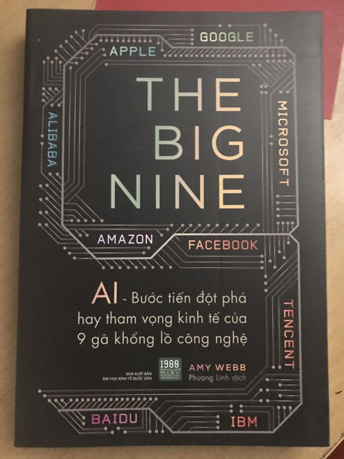 Bìa sách khá đẹp, giấy hơi vàng nhẹ dễ chịu cho mắt khi đọc. Sách có chú thích đầy đủ khi dẫn chứng, mình mới đọc vài trang nhưng thấy khá thú vị. Tiki giao hàng đúng thời gian, sách mois không bị vấn đề gì.