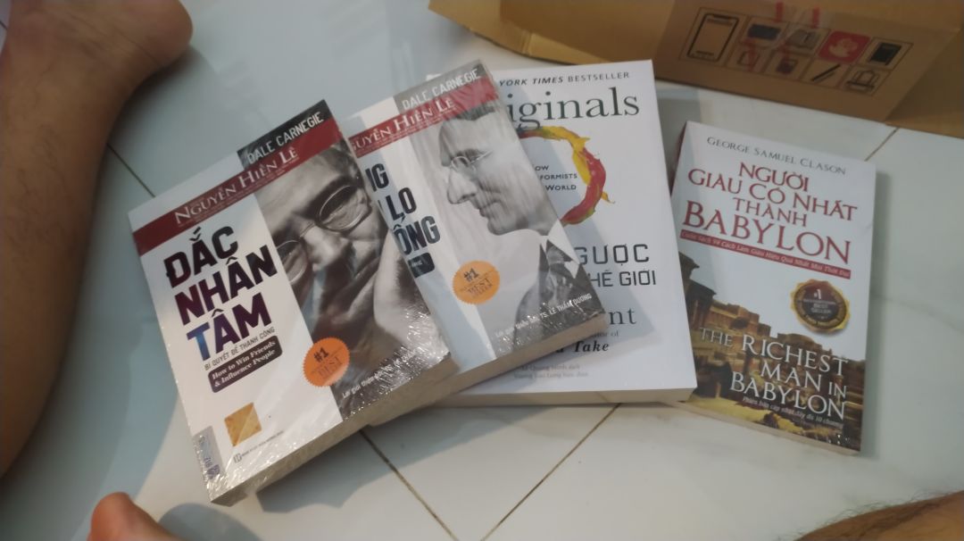 không biết chú Lê Thẩm Dương nhận bao nhiêu tiền để giới thiệu bản dịch này.
Theo quan điểm cá nhân của mình bản dịch này câu văn khá lủng củng. Nhiều khi một câu tiếng việt mình phải đọc lui tới nhiều lần mới hiểu. Có khi phải tìm cả bản dịch khác đọc mới tỏ tường hơn.