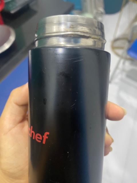 Quà tặng kèm ko giống như mô tả, bình giữ nhiệt này đã dùng cũ rồi mà giao, mốc rỉ trong và ngoài , dưới đáy pha nước vô còn rỉ nước ra ngoài nữa 
Mong nhãn hàng có tặng quà cũng tặng hàng mới đàng hoàng cho khách