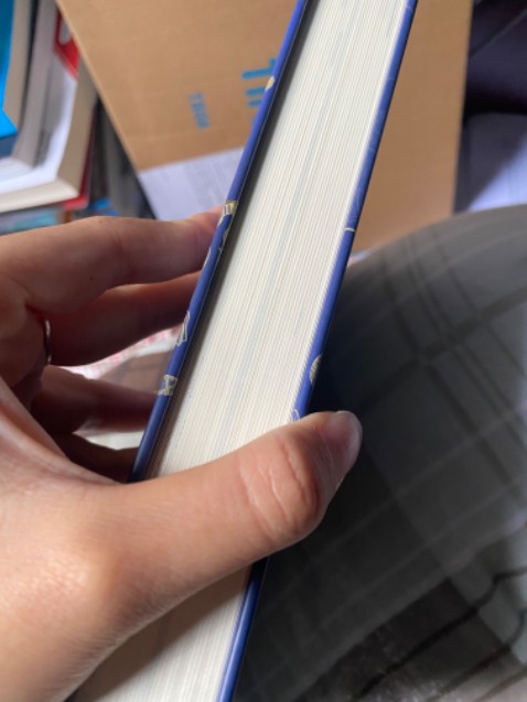 Sách được bọc cẩn thận, có lớp bóng kính nữa mà mình bóc ra rồi. Sách mới, nặng cầm thích tay, về bề ngoài thì không có lỗi gì🤍