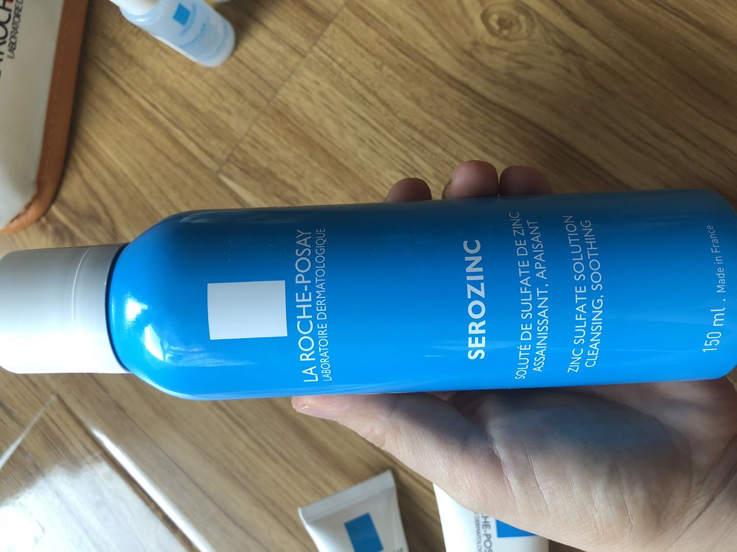 Do dịch nên giao hàng lâu. M đặt mua 7/9 hôm nay 27/9 mới nhận được hàng.
Anh shipper dễ thương
Hàng đóng gói k kỹ như mấy bạn trước review, nắp của chai xịt khoáng bị xé mất niêm phong.
Lần đầu tiên mua hàng tiki, LRP hơi thất vọng xíu.
M lần đầu mua LRP nên hok biết có phải hàng chính hãng hok nữa.