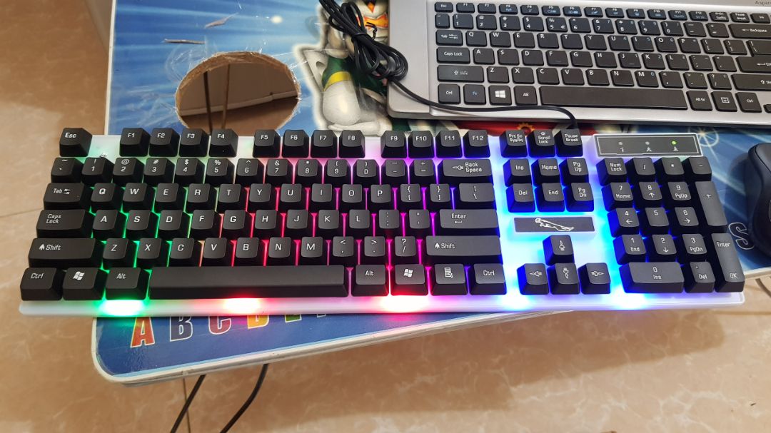 OK happy với giá tiền. Led dưới phím không thay đổi màu được, không xuyên sáng lên chữ trên keycap mà chỉ là led nền thôi. ok OK happy với giá tiền. Led dưới phím không thay đổi màu được, không xuyên sáng lên chữ trên keycap mà chỉ là led nền thôi. ok