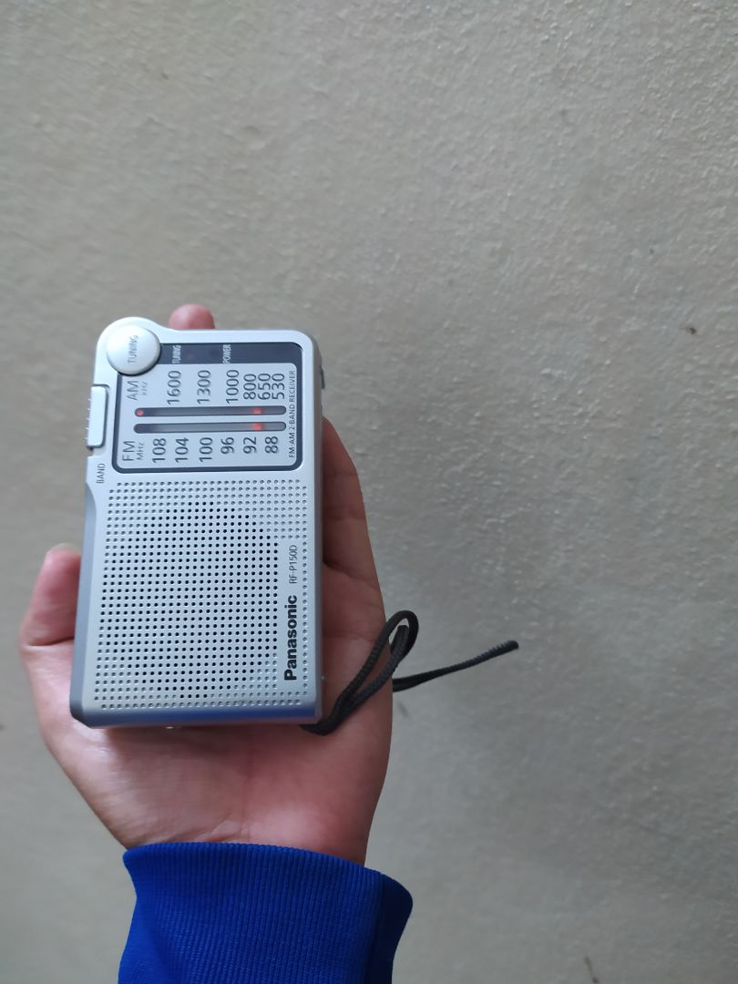 Hơi bé so với ảnh mô tả. Gọn trong lòng bàn tay. Mang tiếng Panasonic mà bắt radio vẫn bị rè như đài tàu. Biết vậy mua luôn con Tecsun nó cũng hơi rè nhưng to hơn hẳn. Hơi bé so với ảnh mô tả. Gọn trong lòng bàn tay. Mang tiếng Panasonic mà bắt radio vẫn bị rè như đài tàu. Biết vậy mua luôn con Tecsun nó cũng hơi rè nhưng to hơn hẳn.