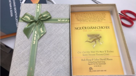 Hộp đẹp nhưng đóng gói không được thẩm mỹ lắm!