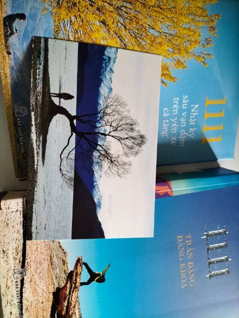 Bất ngờ với thời gian giao hàng của Tiki, đã đồng hành với tiki rất lâu nhưng đây là lần đầu nhận hàng ngay sau khi đặt hôm trước (chưa đầy 1ngày)... Có lẽ vỉ thế mà phí ship cũng hơi cao :)))) 
 Nhưng mà sách đẹp, đẹp lắm luôn..!! Chất giấy tốt, mướt tay nếu sách mà in màu nữa thì 100₫ !!!
 Tiki đóng gói ổn hơn lúc trước nhiều rồi, mặc dù vẫn chưa hài lòng lắm (nhưng đã có ốp giấy chống xốc ở ngoài)....