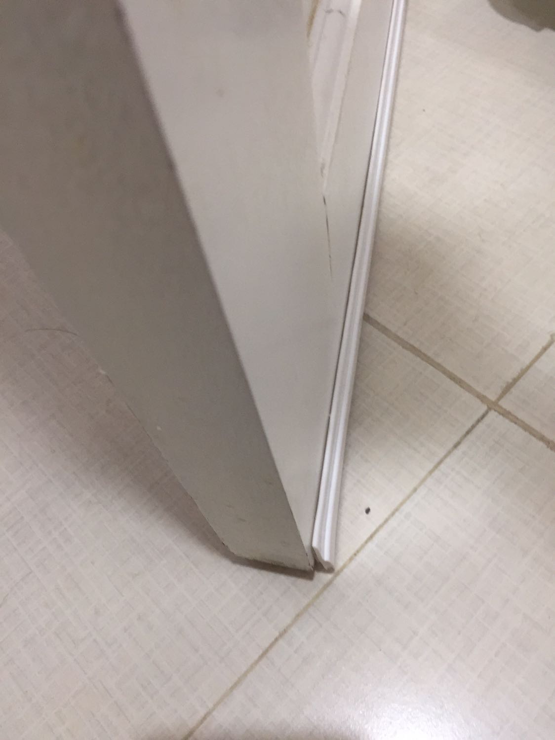 Mình dán vào cửa nhà tắm ngăn được giám nhỏ dưới cống chui lên rất hài lòng .