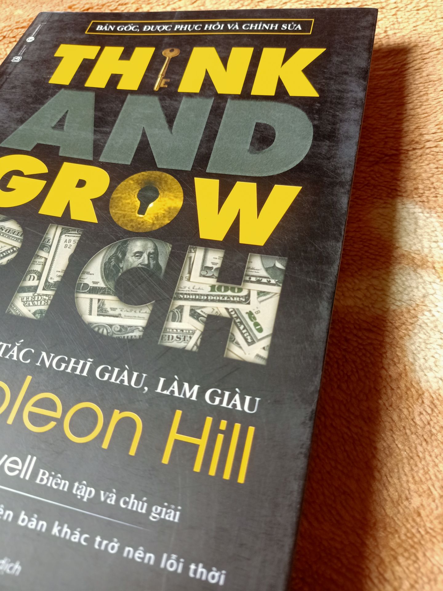 Tiki giao hàng nhanh, vẫn là đóng gói trong hộp giấy thôi, tuy nhiên sách hơn bẩn ở bên ngoài, ko có bọc nilon. Sách mk mua đọc thì ko sao, nhưng mk mang đi tặng nên rất ái ngại, may là mk xịt cồn và lau đi đc, bên trong sách thì ko có vấn đề gì.
Nội dung cuốn sách này thì ko có gì phải bàn rồi, rất nên đọc để phát triển hơn về bản thân.