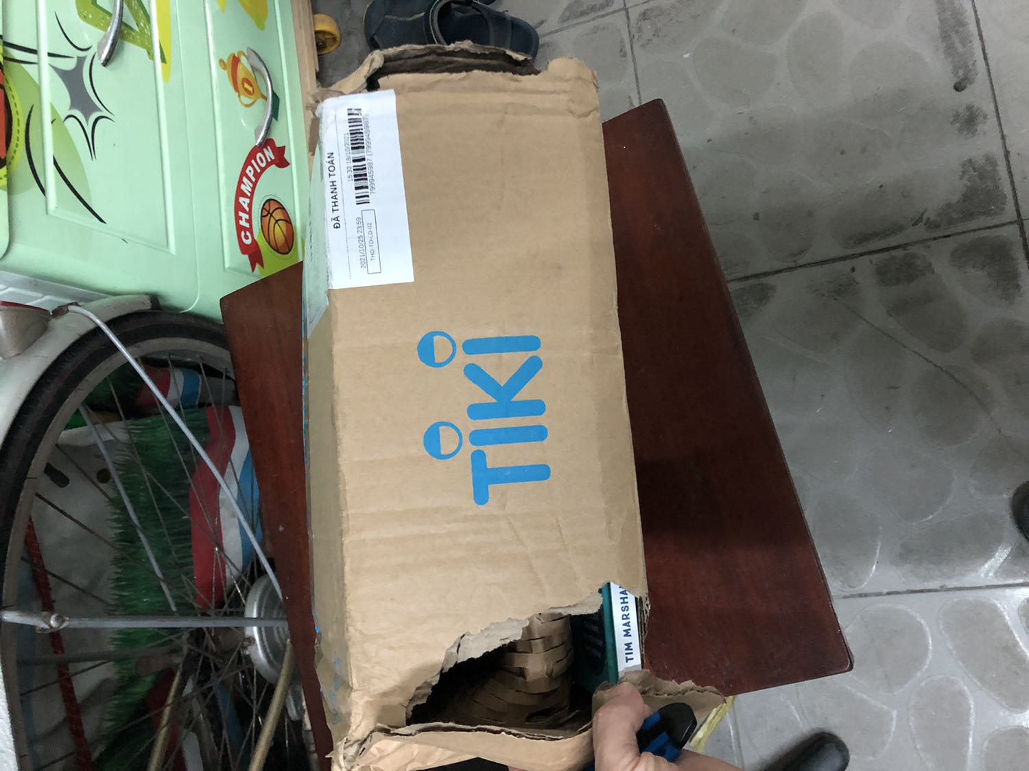 Khâu đóng gói lần này quá tệ. Sách chưa đọc nên chưa có nhận xét gì.

Mình sửa lại đánh giá 2 sao thành 1 sao, vì mình tt đặt sách tiki và lại nhận được 1 thùng sách móp méo, rách góc tương tự… mới mua thêm cái gói 99k của tiki sách, k bao nhiêu nhưng bđ thấy có chút hối hận vì trải nghiệm mua sắm chẳng mấy hài lòng