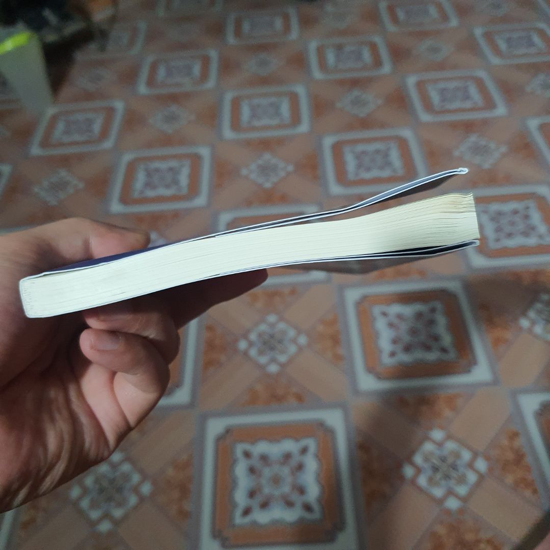 sách đóng gói bị cong, tem nhà xuất bản bị tróc. Cảm giác sách để trong kho lâu rồi