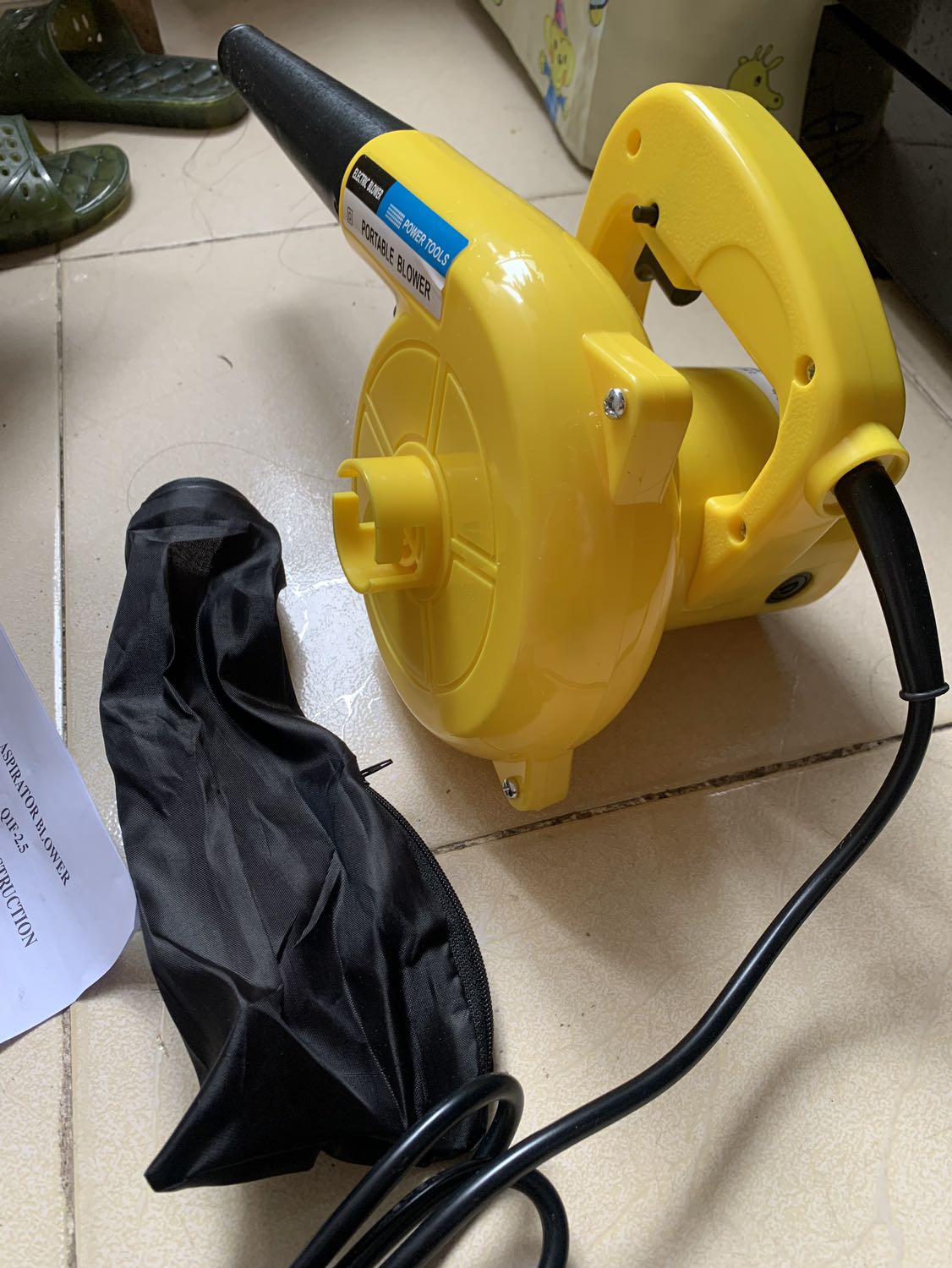 Máy cầm vừa tay, thao tác gọn. Thổi mạnh gớm, xem video nhé. Nãy mình có mở ra check thì lõi đồng như shop mô tả. 
Trước mua con máy 499k giờ cty muốn mua thêm nên thử mua máy này, bước đầu thấy cũng ngon như máy kia. Các bạn yên tâm mua nha.