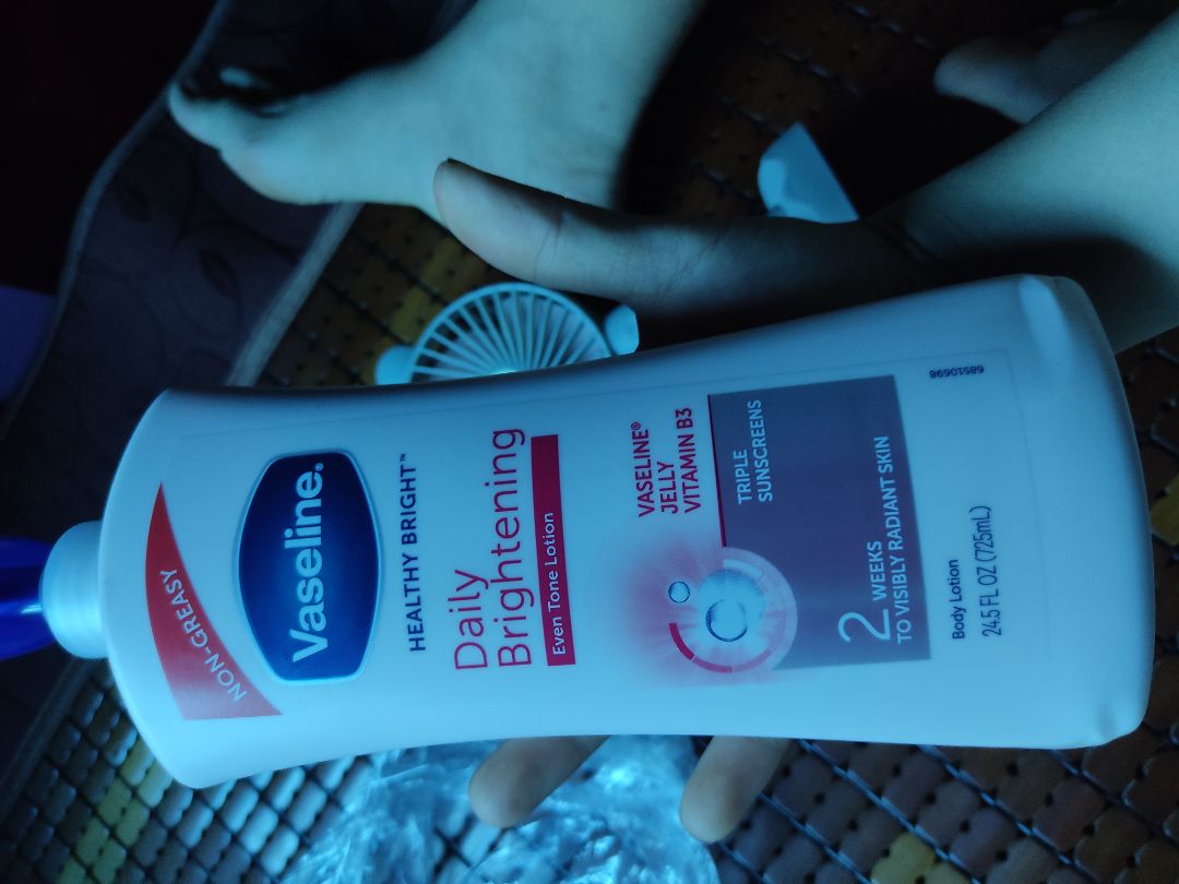 dạng sữa rất thơm.xoa lên tay k thấy bết dính.còn chất lượng hay kích ứng da hay không thì phải dùng 1 thời gian mới đánh giá được