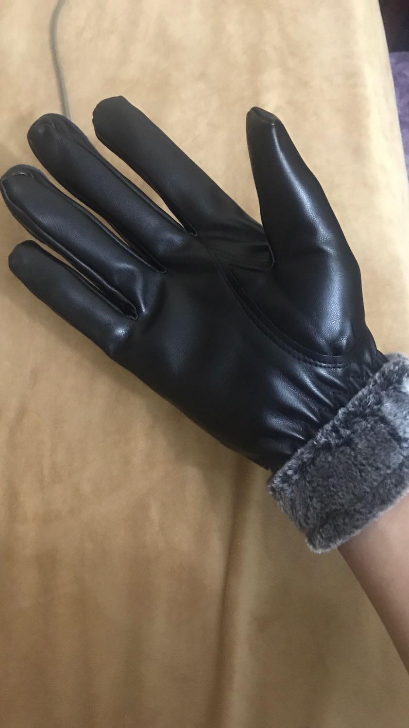 Găng tay da mềm mại, lớp lót lông đeo vào rất ấm và êm tay nữa, không có cảm giác thôi bởi da. Đeo rất mềm mại và dễ chịu. Cảm ứng điện thoại ngon lành. Nói chung so với tầm giá thì đánh giá 5 sao ủng hộ shop luôn.