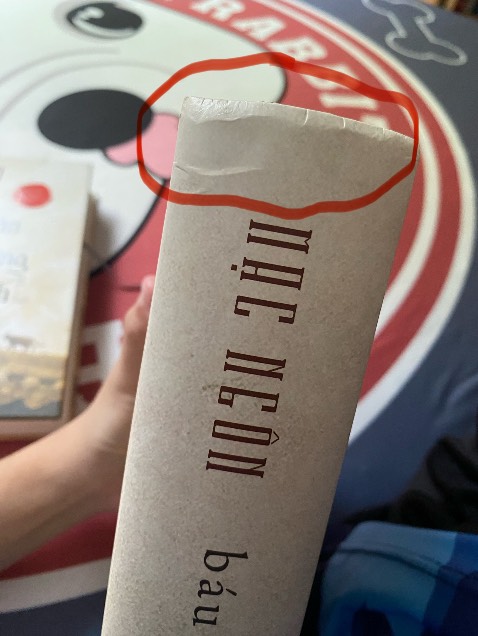 Đơn hàng sách tôi nhận được từ Tiki có dấu hiệu bị hư hại ngay khi mở gói. Phần gáy và mép trên của cuốn sách bị gập, nhàu và có nếp nhăn rõ rệt (như trong hình đã gửi kèm), làm ảnh hưởng đến hình thức cũng như trải nghiệm sử dụng. Vì đây là sách mới nhưng lại bị biến dạng như vậy, tôi cảm thấy khá thất vọng về khâu đóng gói và vận chuyển. Tôi mong nhà bán và Tiki kiểm tra lại quy trình xử lý đơn hàng, đồng thời hỗ trợ đổi trả hoặc hoàn tiền để đảm bảo quyền lợi cho khách hàng.