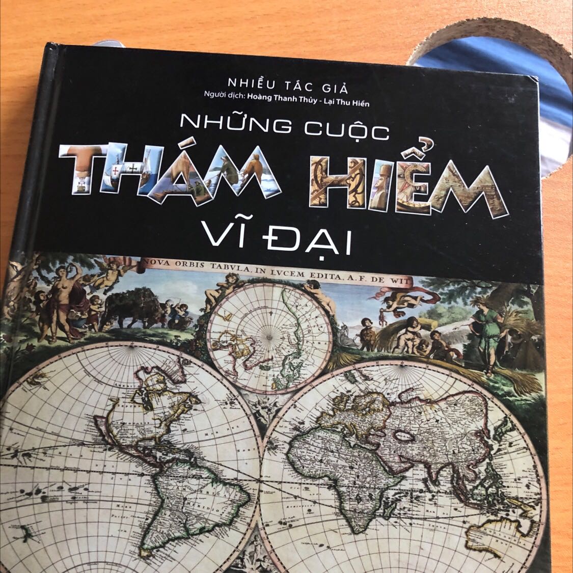 Sách và tranh thú vị, đẹp mắt. Bé nhà mình thích lắm