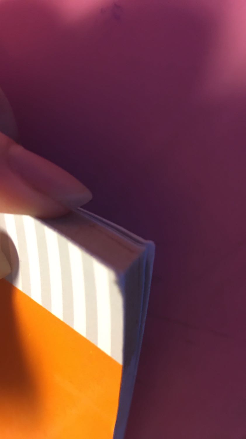 Giao đủ sản phẩm, sách chuẩn, tuy nhiên shop đóng gói hơi xơ sài, chỉ đựng sách vào trong hộp mà ko hề có túi chống sốc dẫn đến sản phẩm bị rách gáy nhẹ và quăn mép. Mình rất ko mong sách của mình bị như vậy 😢 mong shop khắc phục tình trạng này!