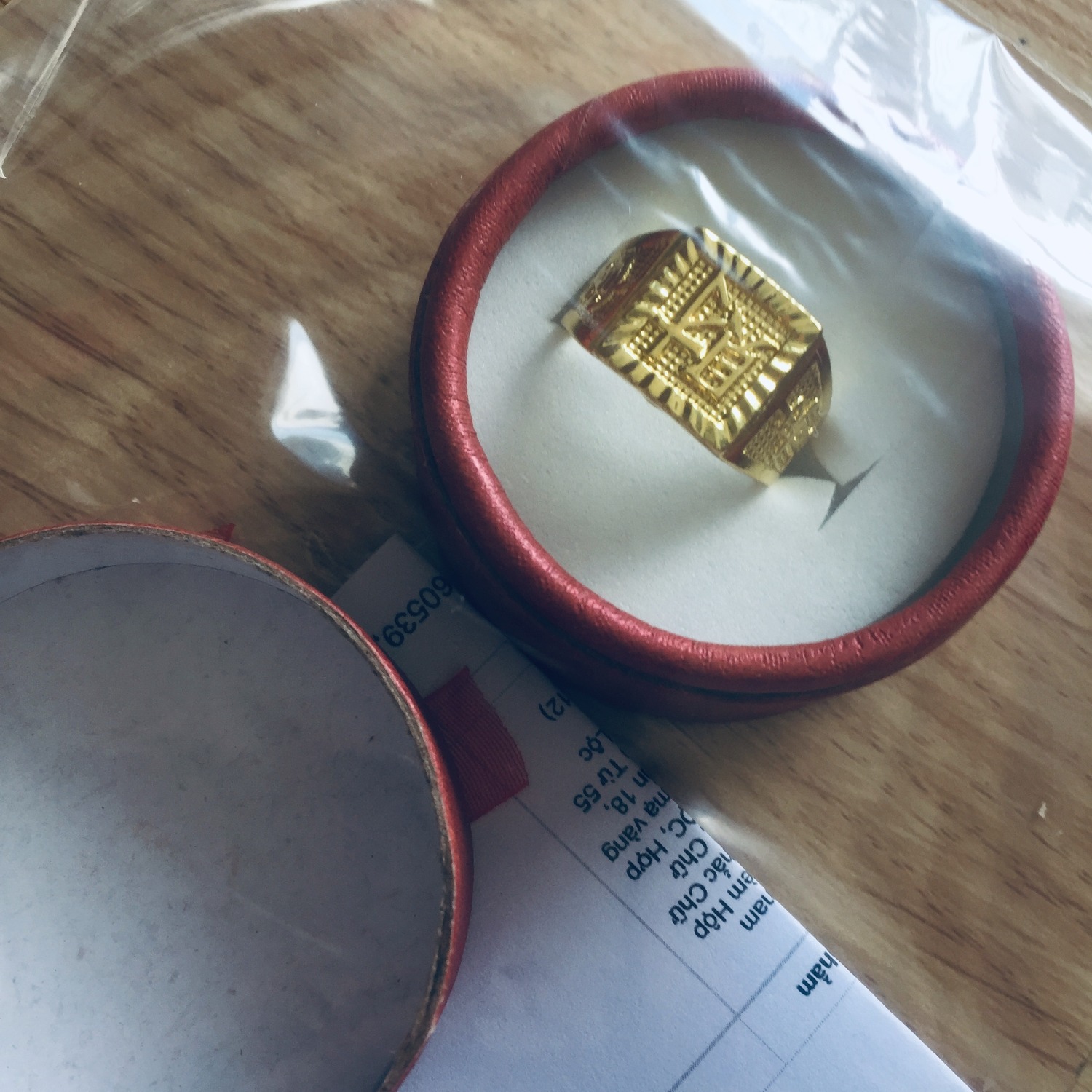 Cỡ nhẫn hơi to, mua cho đứa em 52kg mà nó đeo hơi rộng
hàng y thiệt, để kế bên cái thiệt(mua 9 chai) mà đưa ai  cũng ko biết cái nào thiệt cái nào mạ
hộp đẹp, bọc rất kĩ
Mua lần này là lần thứ 2 của shop này trên Tiki, lần nào cũng ok