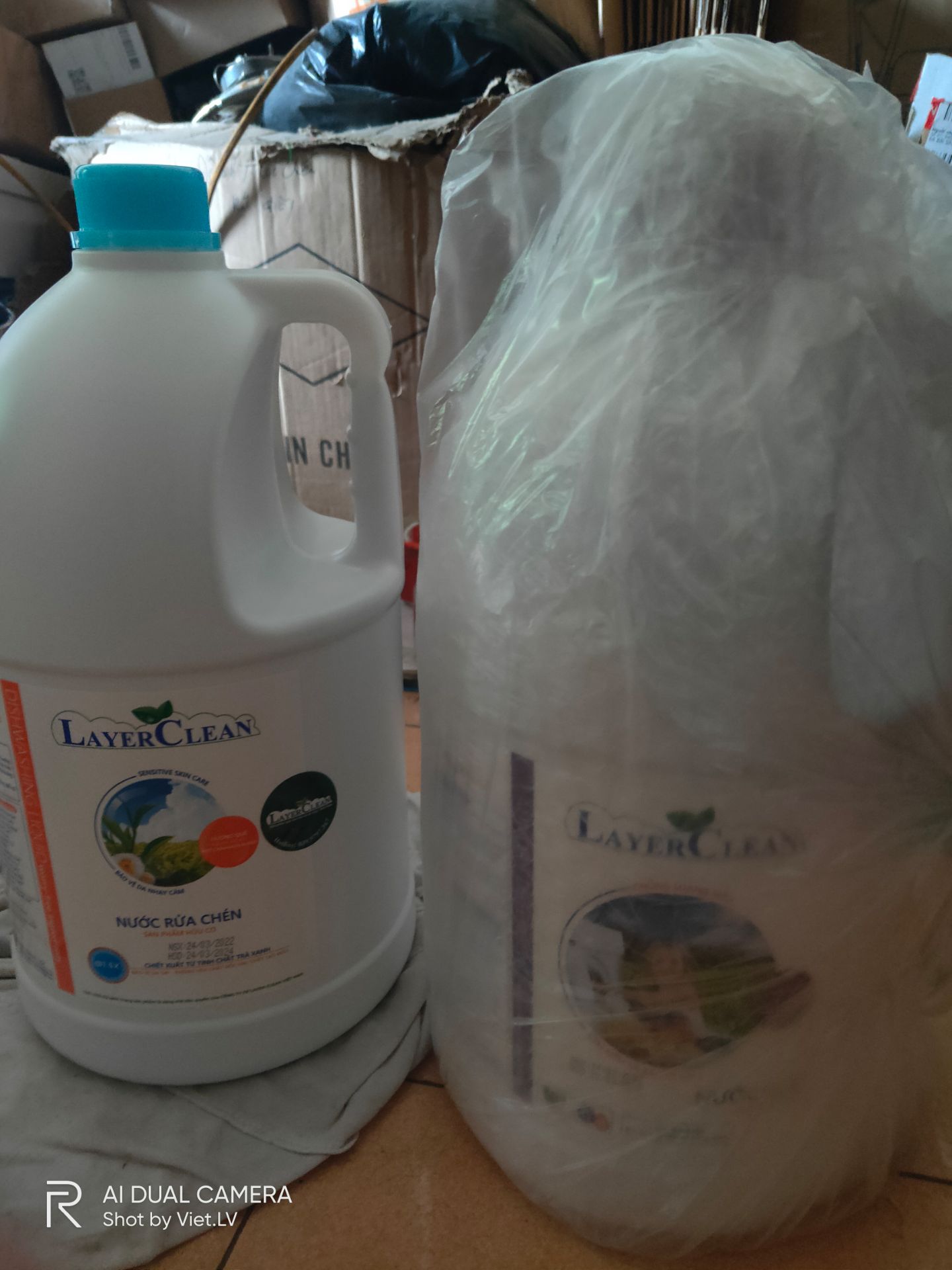 về đóng gói và vận chủyen trên tiki thì nhất rồi ko sàn nào chất lượng đc như tiki. Về sản phẩm thì date mới sx tháng 3.22 , hàng này nhà mình dùng từ lâu râts thích, mỗi tội kênh bán lẻ ở tỉnh gẩn như ko có, khó tìm mua quá . mua trên mạng thì tiki cước rẻ mà nhanh nhất, mua 2 can 10l tất cả mà freeship luôn, trong khi các sàn khác cước này fai đến hơn 100k shio :v. tiki ko chê vào đâu đc