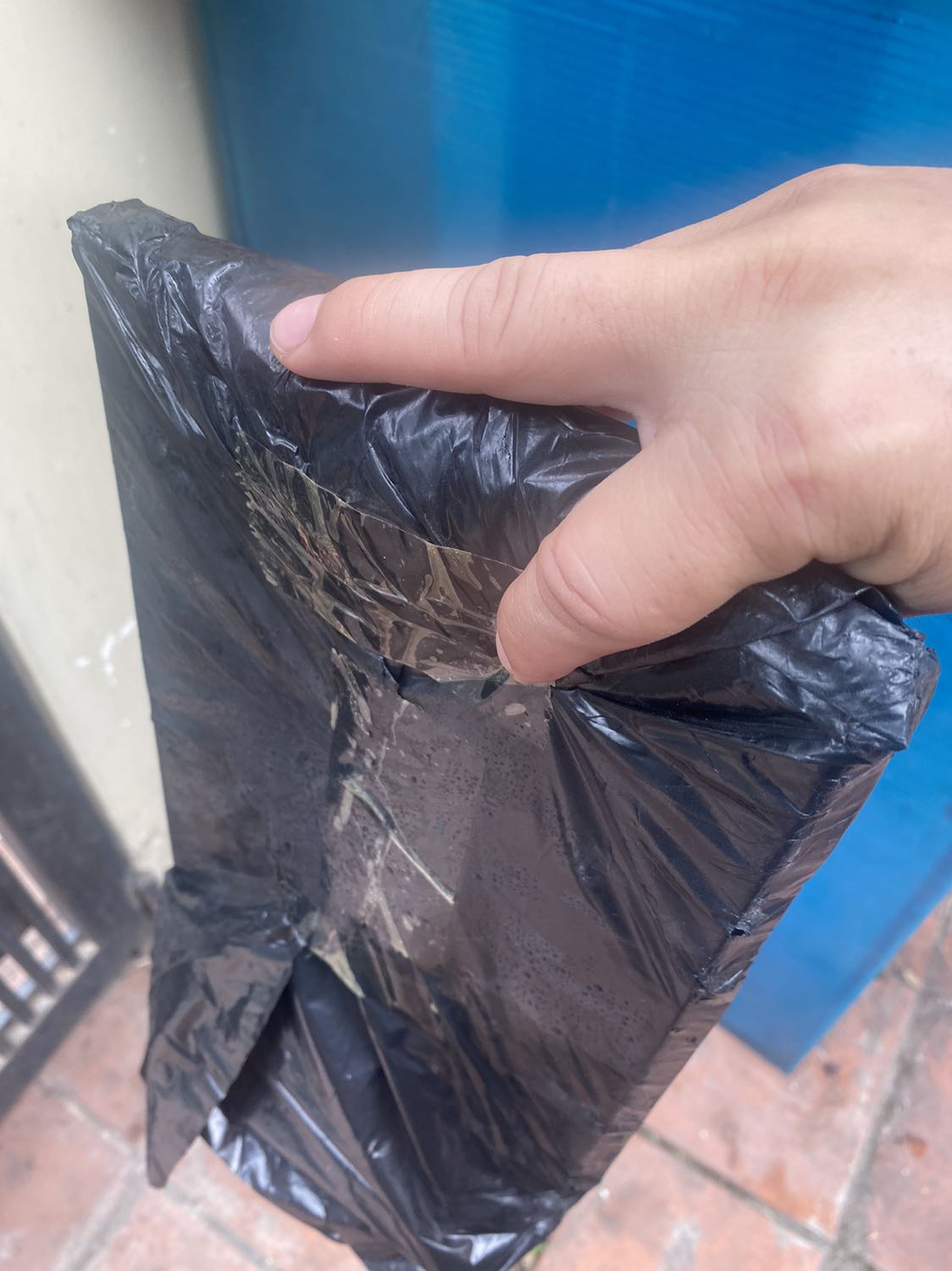 Tiki làm ăn càng ngày càng tệ, đặt hàng hơn 1 tháng mới tới chẳng lẽ không thèm nhận, còn 1 đơn nữa từ tháng 7 chưa giao, tiki giữ lại mà ăn luôn đi