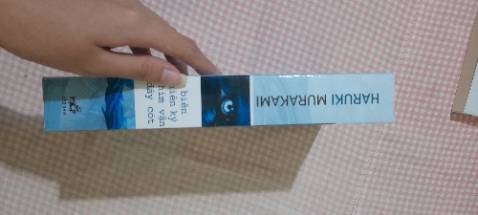 Gói hàng sơ sài, may mắn sách được để ở giữa 2 quyển khác nên không bị dơ hay quăng góc nhiều (nhưng vẫn quăng góc). Bìa là bìa kiếng trơn nên không bị dơ quá nhiều, có thể lau sạch.