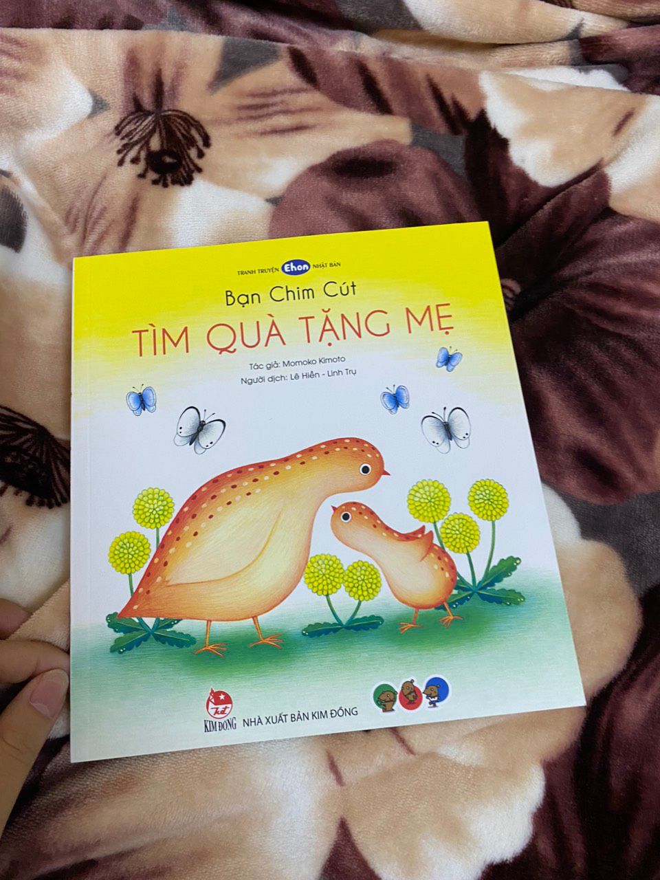 các mẹ nên đọc cho con theo hướng tương tác, nói giọng hoạt hình con sẽ rất thích. em bé nhà mình ngày nào cũng ngóng tới giờ mẹ đọc cho nghe