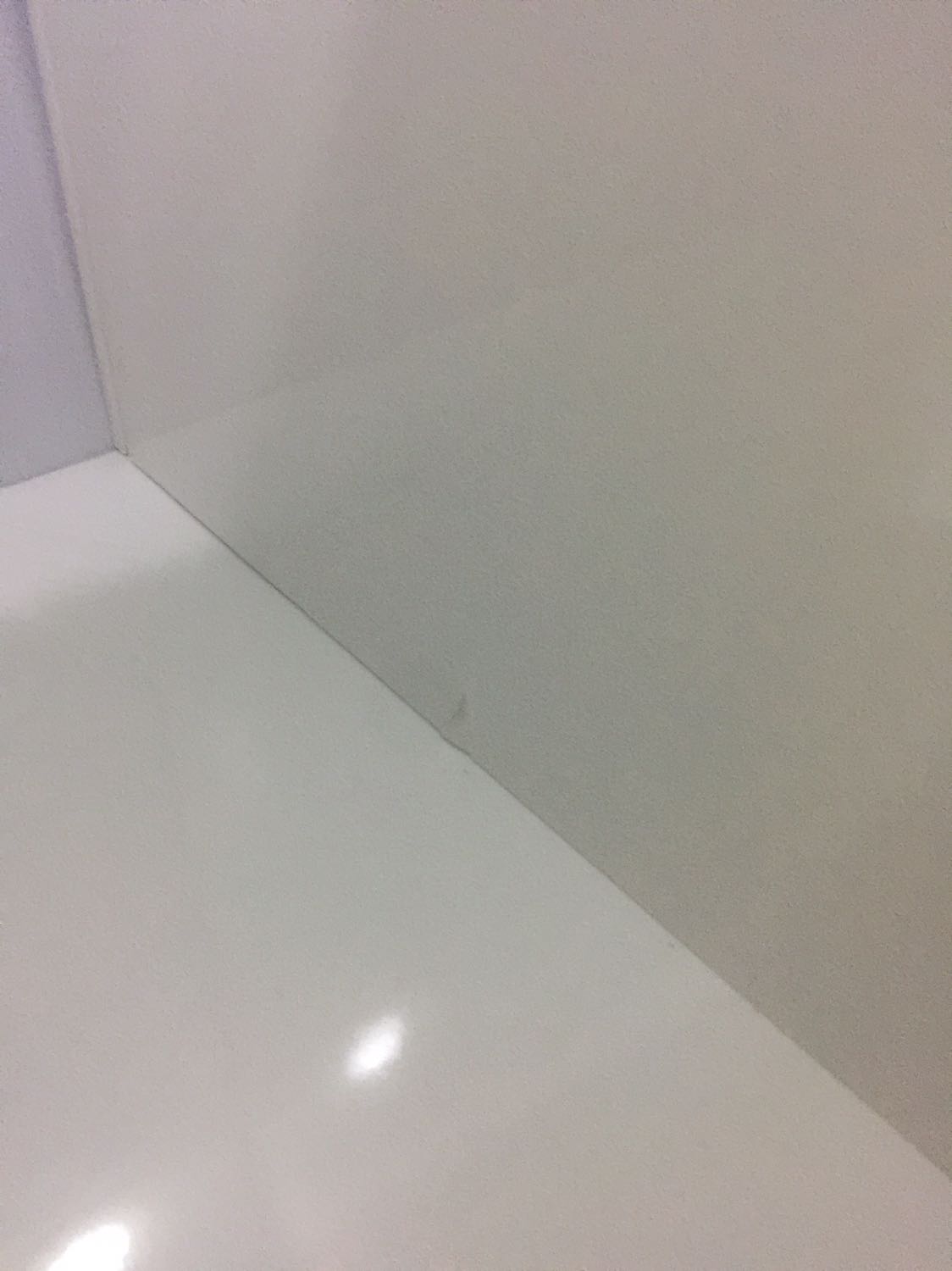 Đầu tiên phải khen tủ, đẹp, gọn, giao hàng nhanh. Hàng như hình. 
Phần còn lại, điểm trừ là:
1. Làm dối, hộc tủ mà bắt ốc thiếu 1 cái phía sau hộc tủ, về lâu dài sẽ ko ổn, dễ ghê
2. Bánh xe bắt bể gãy, xong bắt lại ko thay miếng khác cho khác hàng! 
3. Trong tủ gắn bị bể theo cách ngăn giữa tủ! 
Mong cửa hàng lúc làm cẩn thận, vì hàng cồng kềnh, muốn đổi hàng cũng khó! 
Mọi người nên cân nhắc khi mua, nếu được lựa trực tiếp sẽ ổn hơn!