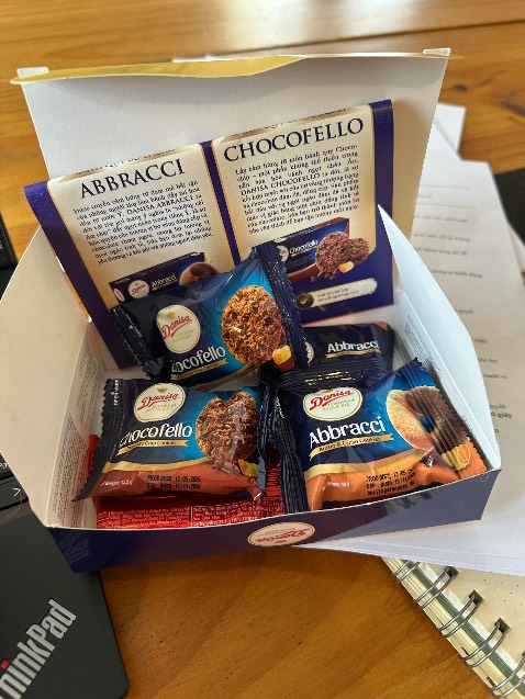 Sách rất nhẹ, cầm đọc không mỏi tay và có thể tập trung đọc được lâu. Ngoài ra, có một chút quà tặng từ các bạn. Rất hay, thu hút được sự chú ý của một khách hàng thích đọc sách như mình, Thanks