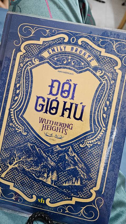 Sách bìa đẹp nhưng vẫn có lỗi dán làm trang sách đầu của mình không mở hết được. Khá lạ là sách nhiều lỗi chính tả nha, ít cũng 4-5 lỗi ấy.
Nội dung thì không bàn tới, bạn nào tò mò có thể tìm nhiều bài review. Tuy nhiên cá nhân mình thấy đọc đôi lúc khá "ức chế" vì không thể đồng cảm được với lối suy nghĩ và hành xử của nhân vật. Kiên trì đọc qua hơn nửa cuốn thì phần sau mới cảm thấy dễ thở hơn.