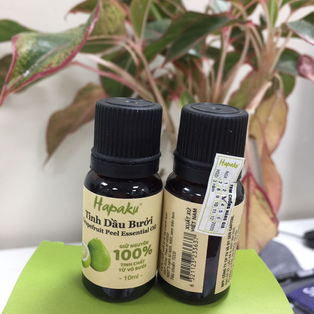 Tinh dầu thơm, mùi dễ chịu, mình mua về pha cùng nước gội dầu, hi vọng kết quả tốt