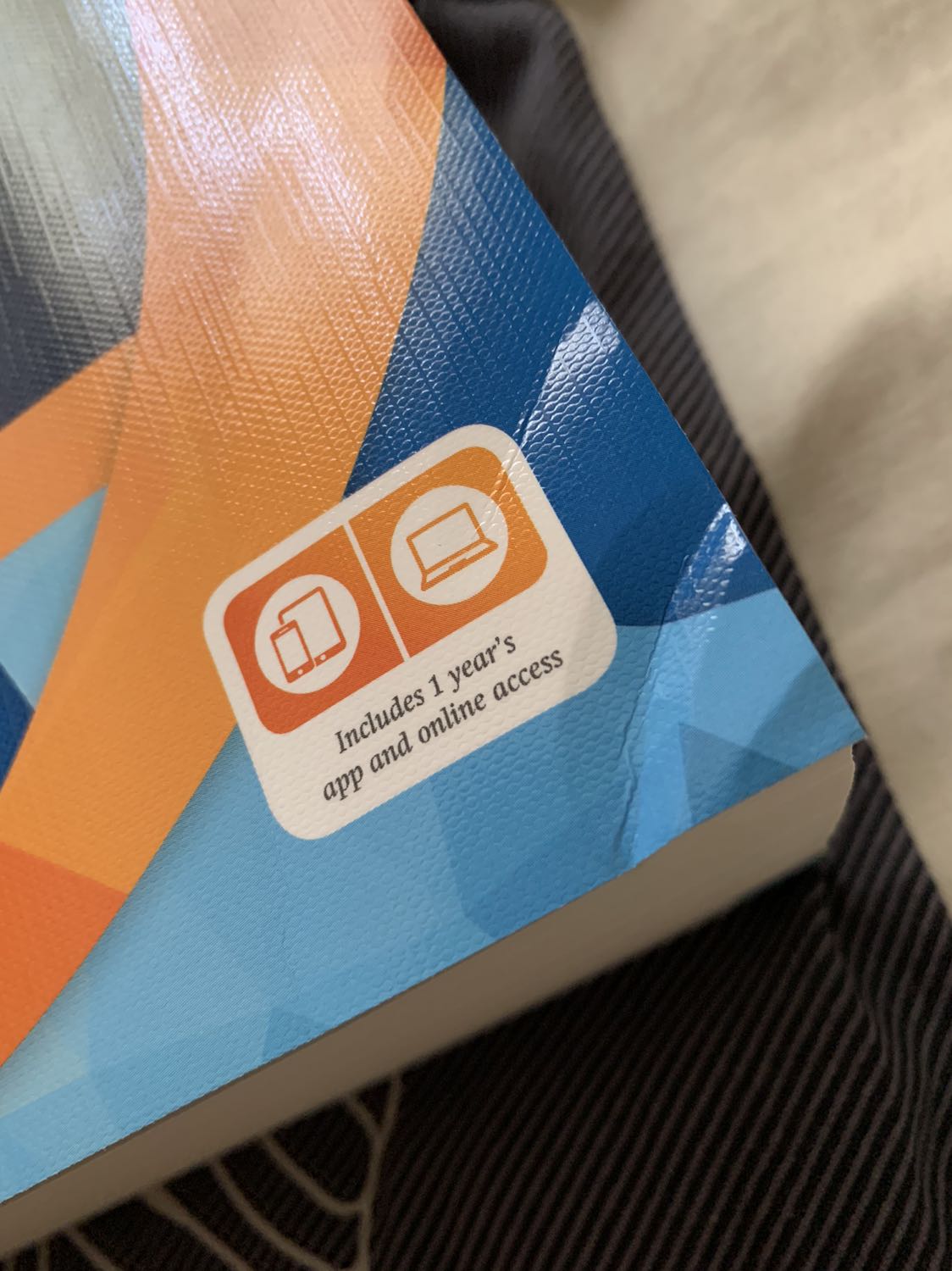 Đã đặt hàng ở Tiki nhiều lần nhưng đây là lần đầu tiên thất vọng với sản phẩm mình nhận được. Cuốn từ điển Oxford này mình mua với giá hơn 400k từ nhà sách FAHASA trên Tiki mà khi nhận sản phẩm thì lại bị quăn mà móp góc như thế này, là một người mê sách, nhất là sách tiếng Anh thì mình cực kì thất vọng. Mong Tiki cẩn thận cho những đơn hàng sau!