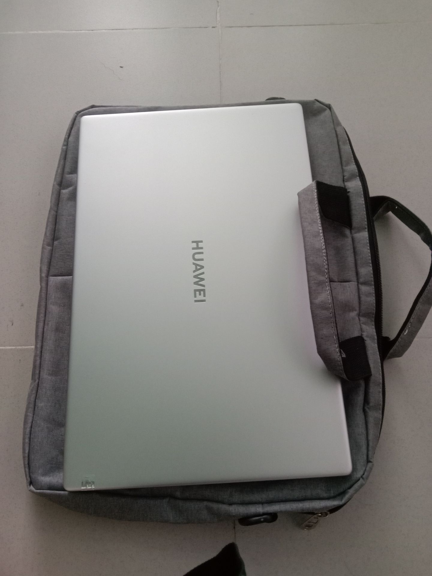 Túi đựng vừa lap15.6inch, vải cũng oke, nhưng mà ko có lớp nhung lót phía bên trong như đã mô tả, phía quai đeo vắt chưa kĩ lắm, còn bung chỉ, giá 139k nên cũng ko đòi hỏi gì thêm