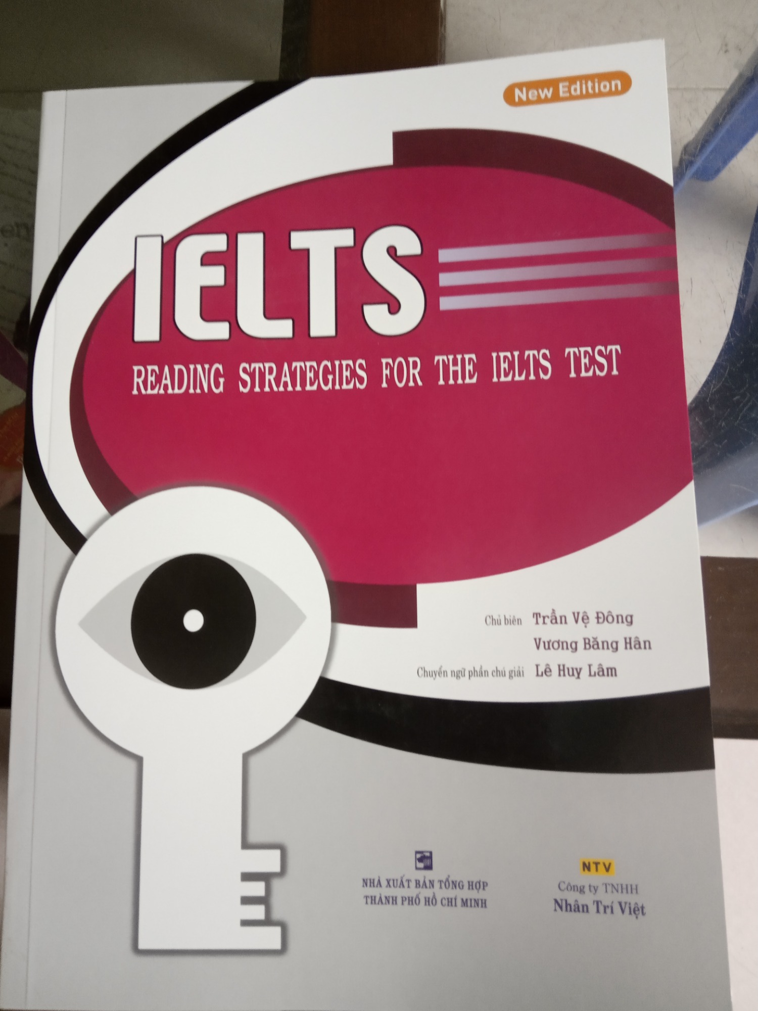 Tiki giao hàng rất nhanh, mình rất bất ngờ luôn, chưa đến 1 ngày sau khi đặt. Còn về chất lượng sách thì tuyệt, sách in rất rõ ràng, sạch sẽ. Về nội dung, mình được recommend cuốn này vì nó luyện cho mình về tất cả các dạng bài trong reading, có rất nhiều bài tập để luyện tập. Nói chung là bản thân mình thấy hữu ích