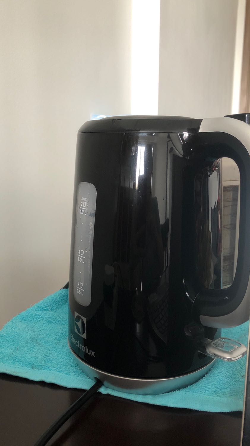 Ấm rất đẹp, sang trọng, nhìn chắc chắn, nấu nhanh sôi. Độ bền chưa biết nhưng hiện tại xài rất ok, rất đáng đồng tiền, giao hàng nhanh, được khuyến mãi giá tốt.