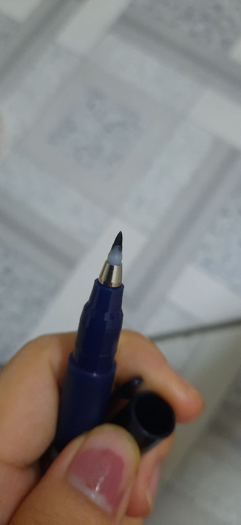 Giao nhanh. dạo này tiki đã tăng thêm cho nhiều mã giảm giá. mình mua 51k giảm hơn 25k . nhưng mà ship 14 nên mua với giá 40k thì cũng tạm được. lúc đầu viết bút hơi gượng tay. cảm giác không mượt lắm ấy. không biết do đây là đầu cứng nên vậy hay đầu mềm sẽ viết trơn hơn. mình cũng sử dụng qua brush pens rồi.