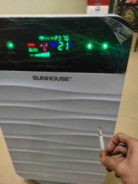 Tạm chấp nhận dc thôi nhé . Nếu thêm mấy trăm nữa thì có nhiều lựa chọn hơn ( điều khiển bằng điện thoại ) , loại này ko có nhé . Nhựa ABS khá chắc chắn ( nhưngays của tui có vài ba vết xước ) . Khe hút gió ở 2 bên thân máy hơi bé , kể ra khe hút giớ đặt vị trí khác thì hiệu quả hơn . Luồng gió ra lại đặt phía sau máy ( có vẻ hơi ngược ) . Cảm biến khá nhậy ( nhưng ko khử dc mùi nhé . Chế độ speed nhỏ nhất với chế mode ( ngủ ) dường nhiw là 1 vì độ ồn nhiw nhau . Chốt lại . Mua cũng dc , chọn cái khác ( thêm mấy trăm ) mua loại khác cũng là lựa chọn hợp lý