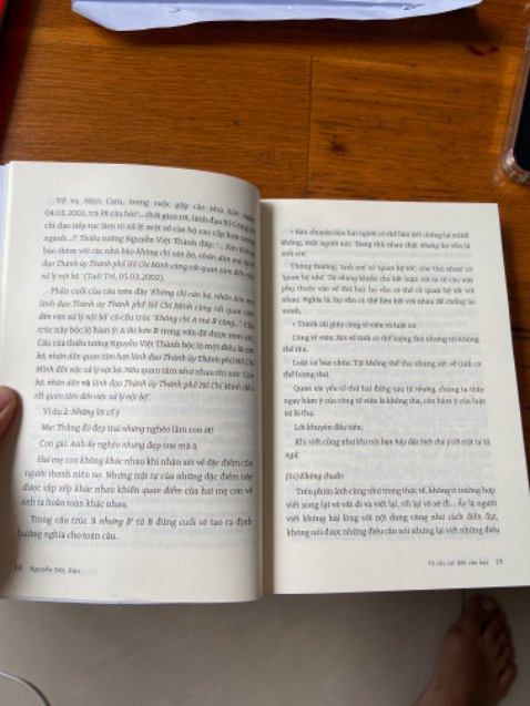 Một cuốn sách quá xuất sắc & hay cho người làm nghề viết, rất khuyên các bạn làm nghề viết tìm đọc. Sách của bác Nguyễn Đức Dân thì hay khỏi bàn rồi