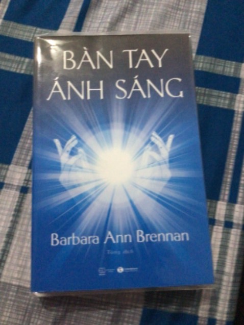 Sách được bọc bookcare rất cẩn thận. Tuy nhiên sách giao hơi bị dơ một xíu. Mình là người rất yêu sách và bảo quản sách rất kĩ nên hơi khó chịu khi sách bị dơ như vậy, góp ý tiki nên bảo quản sách kĩ hơn và kiểm tra sách khi giao cho khách hàng. Về nội dung sách thì tuyệt vời.