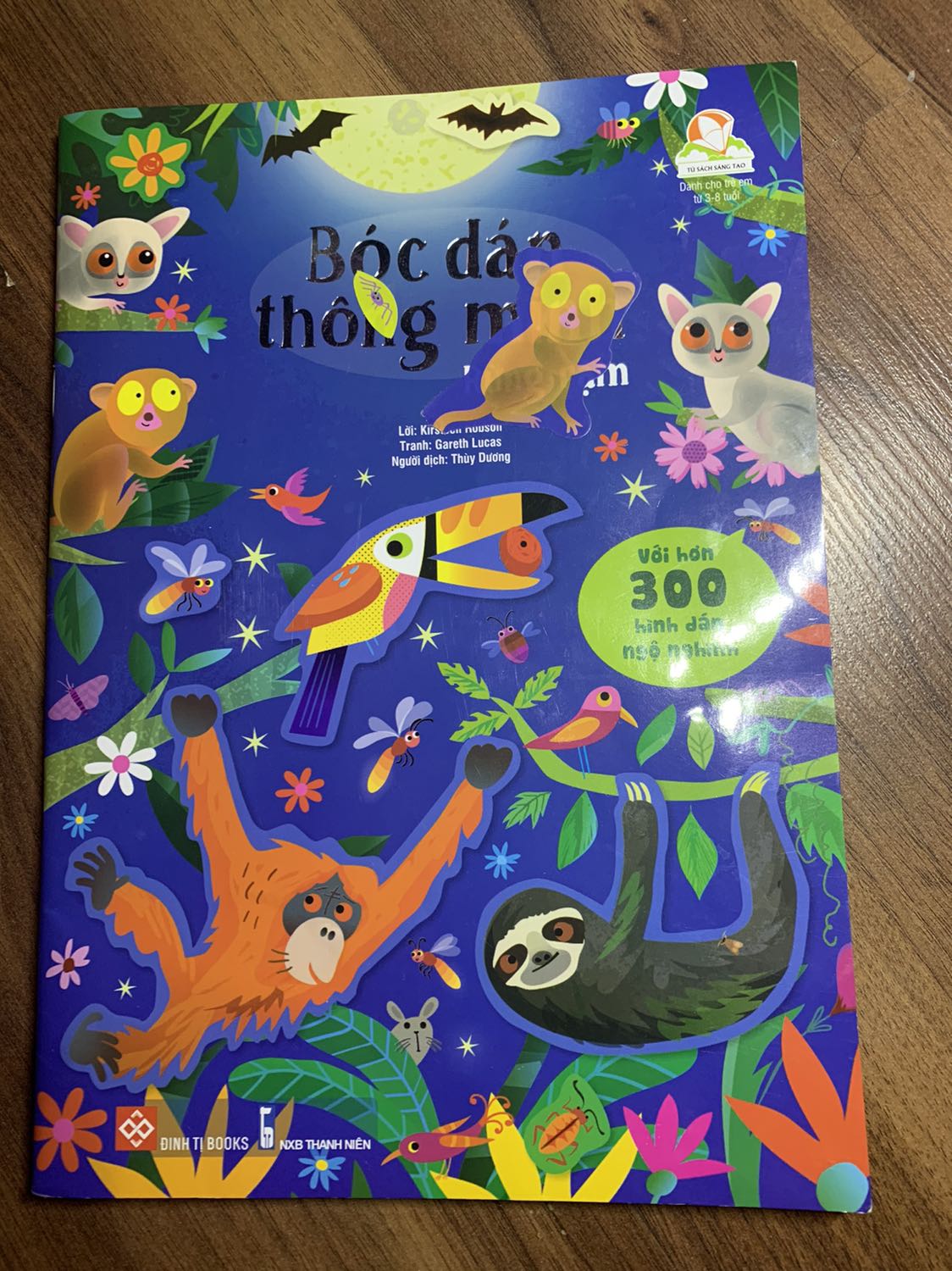 Sách đẹp, nhiều con vật để dạy cho bé nhận biết, bé mình 2 tuổi rất thích dán hình stickers như này. Mình đã mua quyển này lần thứ 2 cho bé.
Rất đáng mua ạ!