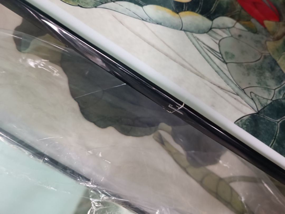 Treo đầu dê bán thịt ***, tranh bằng nhựa, màu sắc nhạt. Giá như vậy là quá đắt