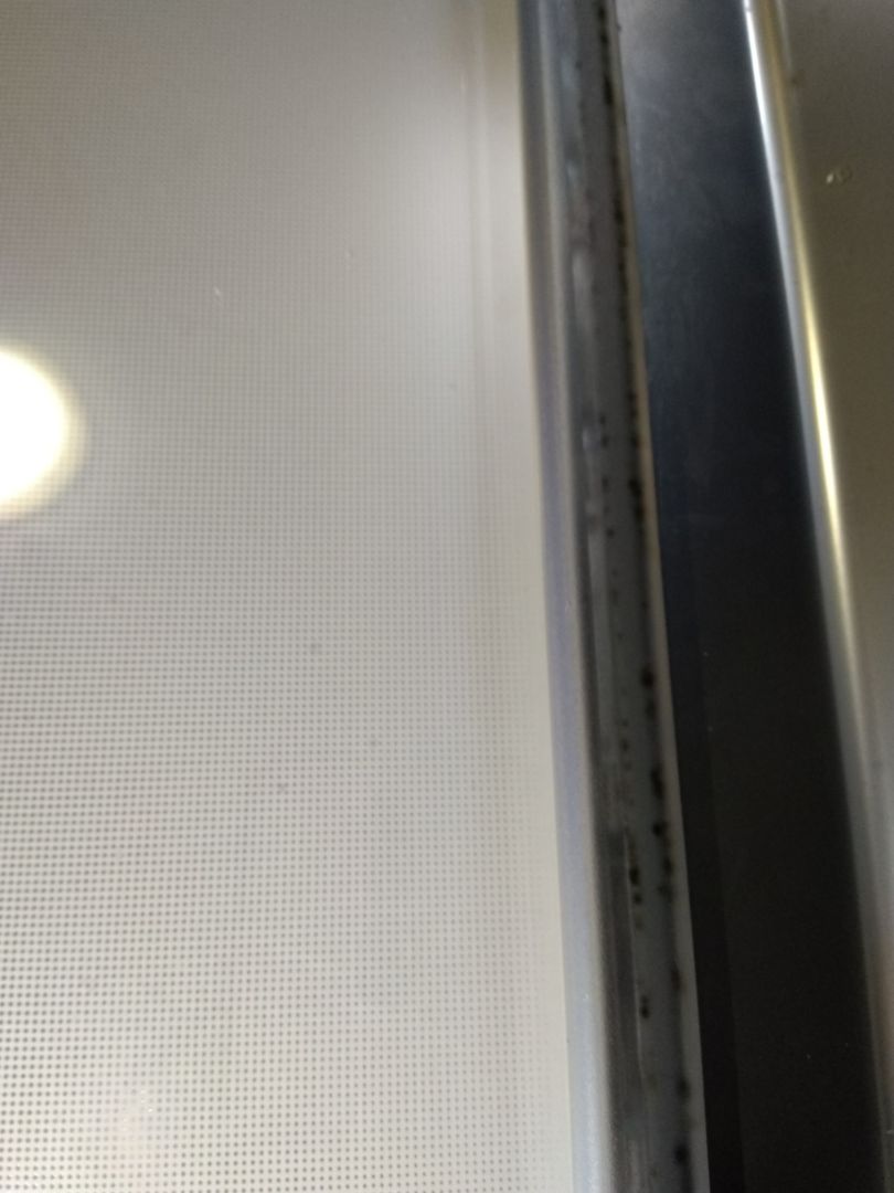 Hnay mình mua MRB Elec có người nhà nhận giúp, khi về mình ktra máy trong hộp thì thấy tình trạng này teong khi mình mua là máy mới 100% nguyên hộp, đề nghị Tiki ktra và báo lại cho mình: 1. Phần nhựa trên nắp kính bị lên mốc đen nhiều; 2. Bên trong khoang máy ướt, có nhiều vệt nước (mình có để tờ giấy ăn thấm thử để chụp hình, ngoài vị trí tờ giấy còn nhiều chỗ có vệt nước)