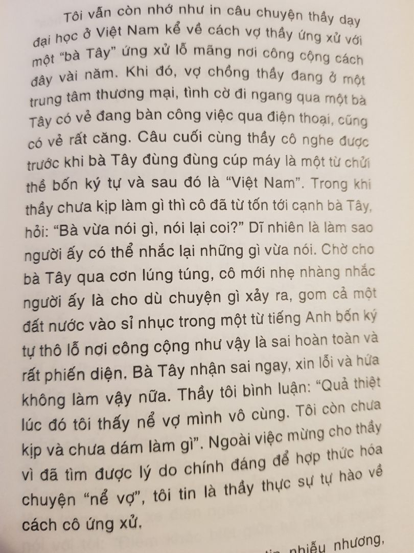 1. Hoàn cảnh mua: 
Vì thấy nhận xét của 1 số bạn trên Tiki không tốt lắm nên mình ngần ngại mấy tháng không dám mua. Mãi tới tối 8/1 vô tình được 1 người bạn cho mượn, mình đọc ngấu nghiến 1 lèo quá nửa đêm luôn, thấy cực kỳ cuốn hút. Đến mức sáng hôm sau đặt ngay 10 quyển trên Tiki để tặng những người mình quý.
=> Kinh nghiệm: chọn sách thì không nên dựa vào nhận xét của người khác quá. Có thể họ không cùng tần số với mình nên họ thấy khác mình. Phải đọc thử mới biết.
=> Góp ý cho Tiki: nên cho vài trang mẫu để người mua  đọc thử, chức năng này có lâu rồi mà hình như không bao giờ hoạt động.

2. Nội dung: Các mẩu chuyện/quan sát đa chiều, xoay chuyển liên tục. Không phải kiểu thót tim như thriller, không phải kiểu "lên gân" như self help, không phải kiểu ám ảnh sầu cực như Nguyễn Ngọc Tư, mà cũng không phải vô tư như Nguyễn Nhật Ánh. Nó đủ sâu để chạm vào những độc giả sâu sắc, nhưng vẫn mang màu tích cực.
Thêm nữa, tác giả là người có tư duy độc lập. Mình thích đọc những sách như vậy.

3. Giọng văn: gần gũi như bạn bè nói chuyện bên ly cà phê, dễ đọc, dễ cảm. Chứ mình ghét kiểu viết hàn lâm hoặc lên gân lắm luôn. Hiuhiu.

4. Độ dày: Thật sự mà nói là sách mỏng. Lúc cầm trên tay, mình nghĩ "Chời sách như này thì có gì đâu mà ghi, chắc hời hợt à". Nhưng rất bất ngờ là nó đầy những câu chuyện thú vị, cùng góc nhìn mới lạ. Mình vỡ ra nhiều thứ hơn đọc mấy quyển dày gấp đôi nó nữa. Mình là 1 người đọc khó tính, vậy mà bị knockout hoàn toàn với 1 quyển sách mỏng như vậy. Phục quuển này sát đất.
Vậy mới nói, giá sách không phải là giá giấy, mà là giá chất xám của tác giả. Giả sử sách đã mỏng mà giá có 30k chắc mình không thèm đọc nhận xét luôn chứ đừng nói là mua.

Tóm lại thì bản thân mình thấy cực may mắn khi không bỏ qua quyển này. Mình sâu sắc hơn sau khi đọc nó. Nhưng đó là ý của mình thôi. Bạn hãy tự đọc và tự cảm nhận.

PS: kinh nghiệm của mình khi đọc quyển này là bỏ qua cái tựa sách, tựa chương và tựa bài; chỉ đọc nội dung bài thôi. Mình không thích mấy cái tựa.
