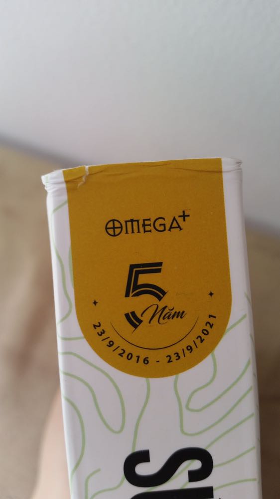 Sản phẩm lúc giao đến cho mình là bị xước với cả rách nhẹ chỗ gáy sách. Tiki thường đóng gói sách không bọc, lót kỹ nên bìa sách thỉnh thoảng bị xước với cong cong. Liên hệ Tiki hỗ trợ thì shipper đến nhà thu hồi để Tiki kiểm tra đổi sản phẩm mới cho mình. Thu hồi thì nhanh đấy, nhưng đến nay đúng 1 tuần rồi vẫn chưa thấy sản phẩm thay thế mới đâu. 

Tiki gửi *** thông báo là giao sản phẩm trễ hơn dự kiến 1-3 ngày, đúng 3 ngày sau vẫn chưa thấy đến giao. Mình lại gửi *** khiếu nại thì tiếp tục nhận được phản hồi sẽ giao hàng trong vòng 1-3 ngày tiếp theo. Và hôm nay vừa đúng 1 tuần từ ngày shipper đến thu hồi sản phẩm. Lên xem hành trình đơn hàng thì thấy từ hôm 16/2 là nằm yên một chỗ không di chuyển gì cả. Giao hàng JNT này mình bị mấy lần rồi, phải nói là tệ. 

Lần này Tiki xử lý mình chẳng hài lòng tí nào. *** nào Tiki cũng bảo mong khách hàng thông cảm nhưng cách xử lý đơn đổi trả sản phẩm lỗi thế này thì làm sao thông cảm được đây.