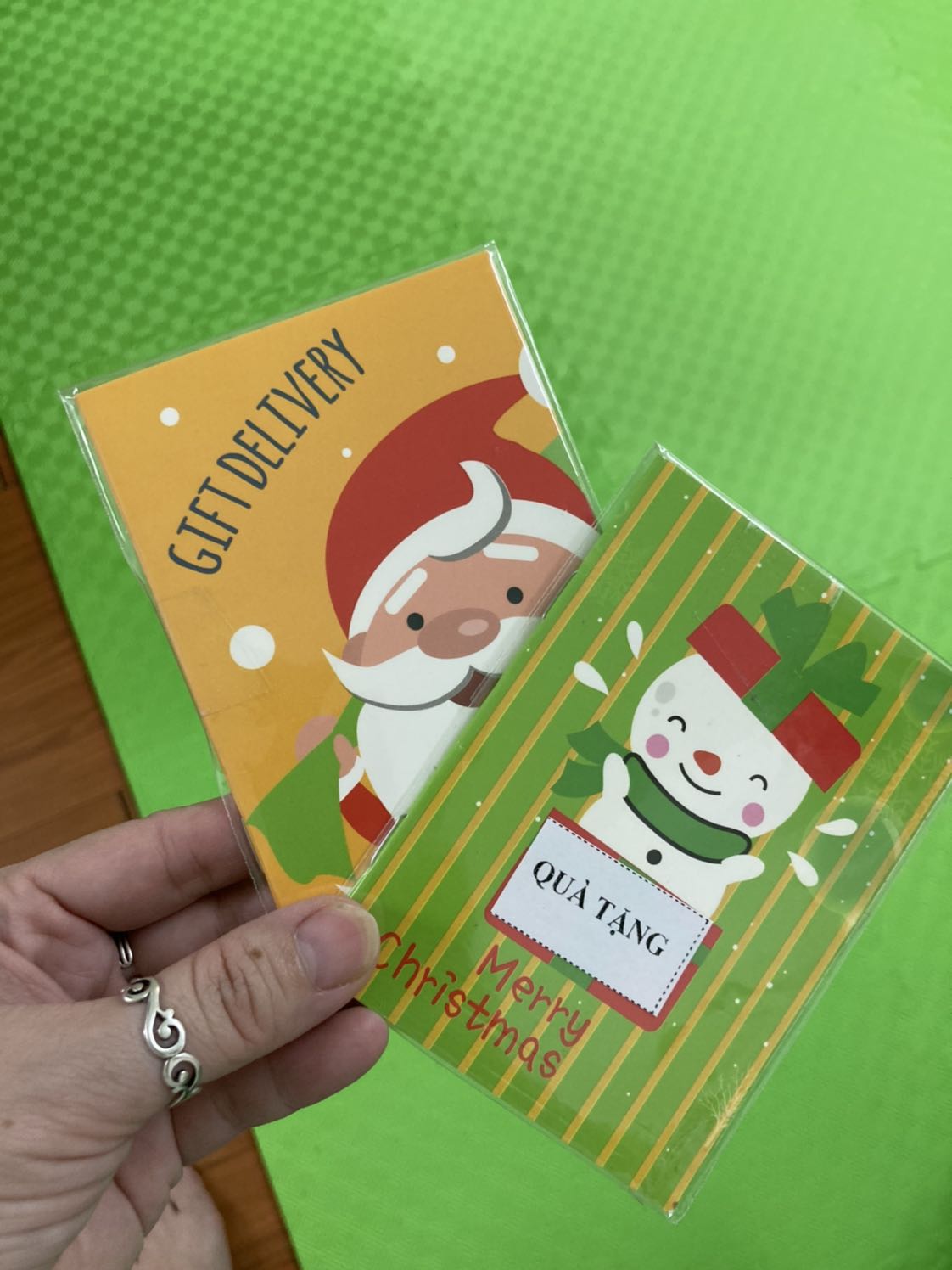 Thảm thì chất lượng khỏi bàn rồi vì đây là lần thứ hai mình mua cùng loại, cùng màu để thay mới thảm của nhà mình sau lần đầu mua cách đây 8 năm. 
Mình dùng 8 năm thảm vẫn ổn, không rách hay xẹp, chỉ bạc màu chút và bọn nhỏ làm đồ handmade nên bôi sơn ra không kịp lau nên lem nhem nên thay cho mới thôi. Lần mua này ưng hơn lần trước vì có thêm đoạn ghép mép thằng rìa ngoài, nhìn gọn gàng hơn hẳn.
Tìm mãi mới được shop bán, và ưng ý quá trời vì đóng gói cẩn thận, còn được tặng quà siêu cưng thêm nữa. Bọn nhỏ nhà mình rất thích.