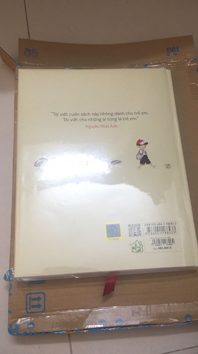 Nhìn hình tham khảo tưởng sách cỡ vừa như quyển “Cảm ơn người lớn”, ai dè nó to hơn cả quyển “Đảo mộng mơ” tái bản bìa cứng. Sách đến an toàn, sách còn được bọc bookcare rất đẹp, bên trong còn có hình màu và các trang màu, cuối truyện còn có một số doanh truyện tranh ngắn. Mình mua lúc giảm giá bất ngờ nên thấy rất đáng tiền.
