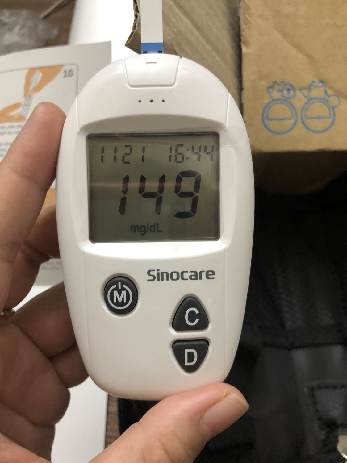 Máy đo tốt, hàng tặng kèm đầy đủ (50 que *** và 50 kim ). Hộp nguyên tem, máy có sẵn pin, về chỉ cần tháo tem và xài thôi. Thương hiệu này mình đã từng xài qua, mọi người nên sử dụng! Tốt mà khi cần mua phụ kiện kim & que cũng dễ tìm mà rẻ!