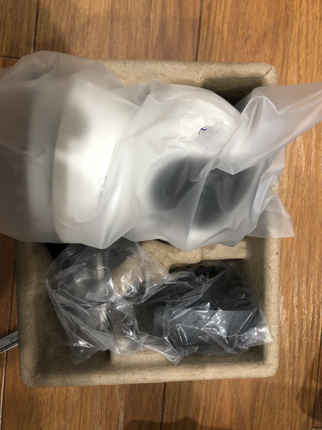 Theo lịch là 27 mới nhận được mà 25 đã giao tới rồi mặc dù kho HCM, đúng là TikiNow không làm mình thất vọng. Có điều đặt 2 cái mà có 1 cái không chèn chống sốc, may không sao. Sau khi dùng mấy hôm phải đánh giá lại. Bản của Tiki Trading là V1.0, không thể điều chỉnh độ phân giải như phiên bản V2.0, các nhà bán khác trên Tiki đắt hơn nhưng là 2.0. Lúc đâu mình tưởng nhớ nhầm vì tìm mãi không thấy chỗ điều chỉnh. Nhà mình trước đã xài V2.0. Tiki trading nên ghi rõ để khách hàng biết.