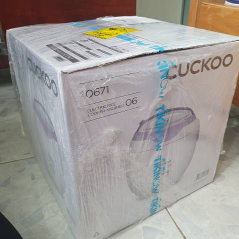 Bao gói siêu chuẩn, dù mắc dịch cả tháng mới nhận đc nhưng giở ra thấy cái nồi cưng xễu xễu, rất gọn. Tuy nồi cá nhân nhưng theo mình thấy dung tích thực tế ăn 5-6 người vẫn ok. Cơm nấu lên tơi xốp và lúc dùng đũa đảo đảo lớp men tốt. Lưu ý các bạn nhớ xem kỹ HDSD nha để khi sử dụng và bảo quản k làm tróc lớp men, như là vo gạo riêng, đừng dùng lòng nồi vo, hạt cơm ma sát nhiều thì nồi xịn cũng sẽ hao, hay khi vệ sinh nồi phải dùng vải lau, đừng dùng chà nhôm là được haha